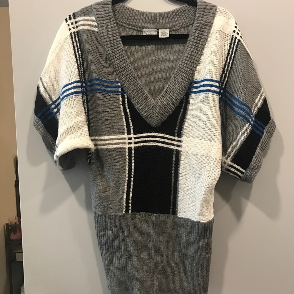 Buckle Day Trip V-neck Sweater